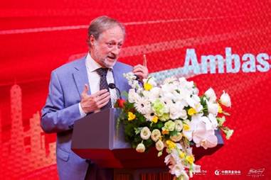 穿着西装笔挺的男子与图片配字描述已自动生成