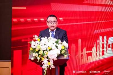 图片包含 男人, 桌子, 站, 前描述已自动生成