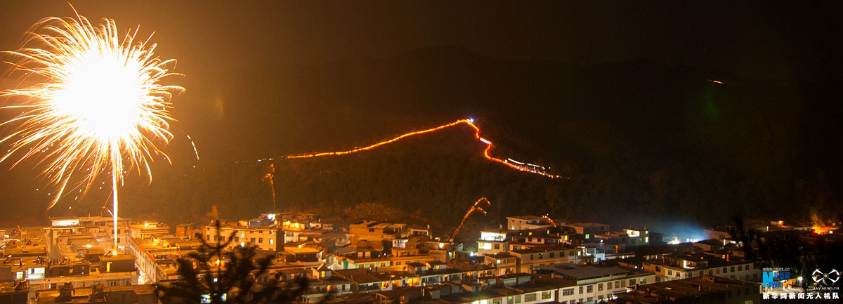 航拍：江西石城县400米&ldquo;长龙&rdquo;板桥灯舞山乡