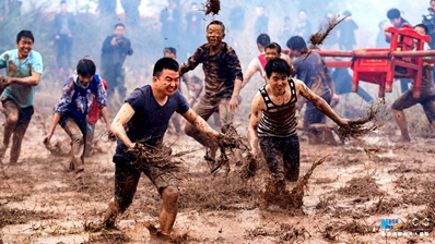 航拍福建宁化正月&ldquo;闹春田&rdquo;