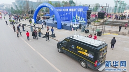新华网无人机导航直播车亮相广安健康跑