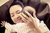 章子怡晒与女儿玩耍照