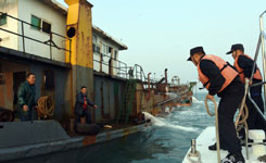 海关海警联合打击行动查获走私成品油44万吨