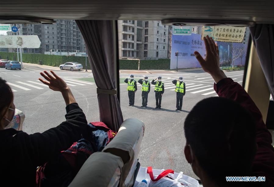 CHINA-WUHAN-COVID-19-MEDICS-DEPARTURE-SALUTE (CN)