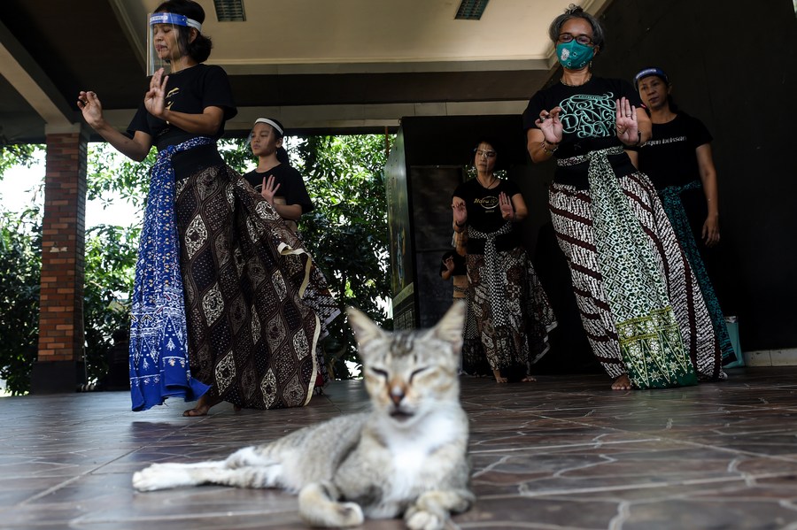 Asia Album: Indonesian dancers wearing face shields practice Javanese  traditional dance amid COVID-19 outbreak - Xinhua 