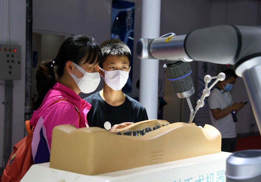 Robots help with orthopedic surgeries in Beijing Xinhua
