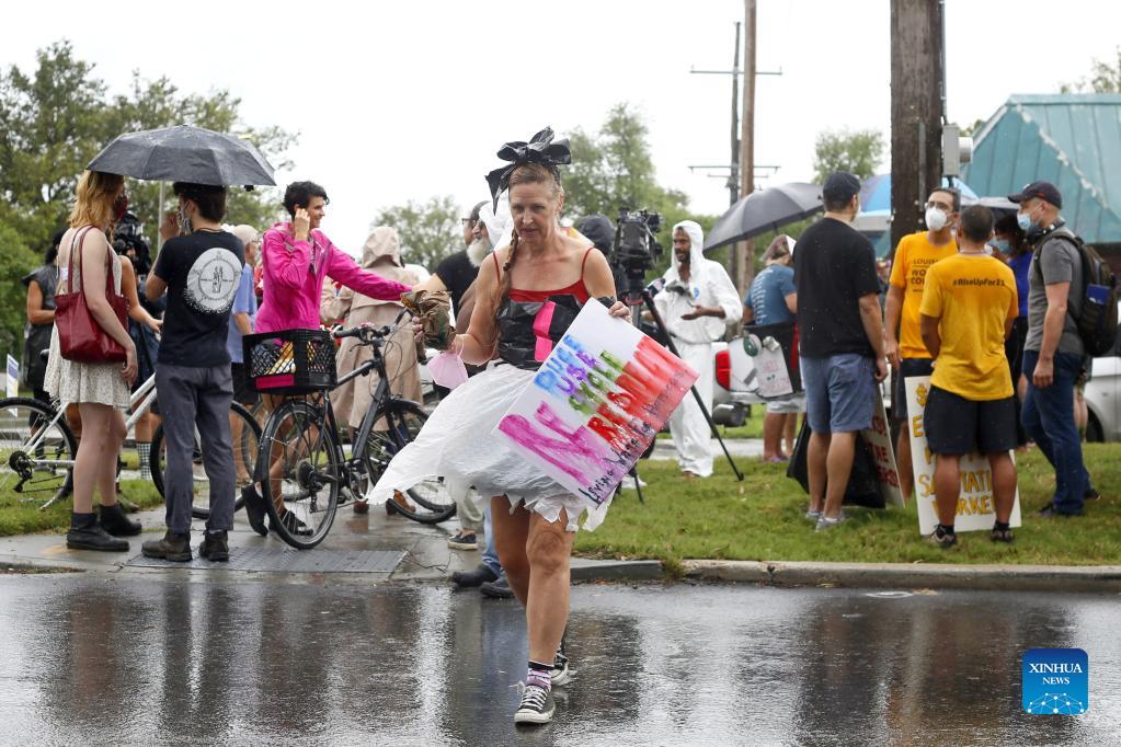 New Orleans residents host trash parade Xinhua