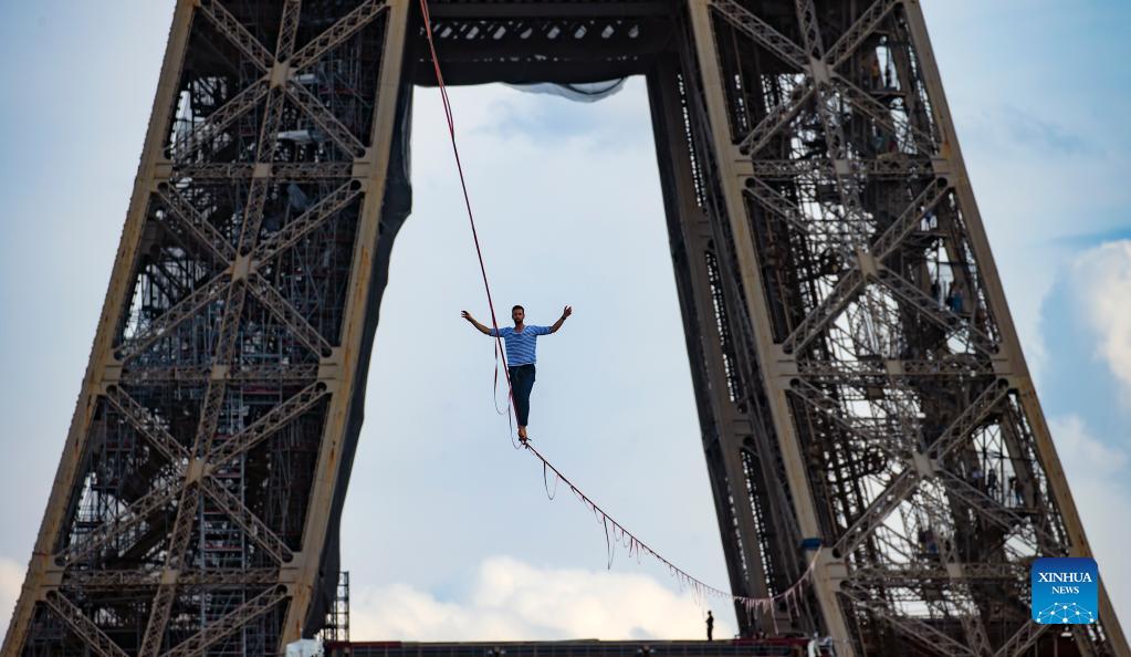 French highliner performs on slackline in Paris Xinhua