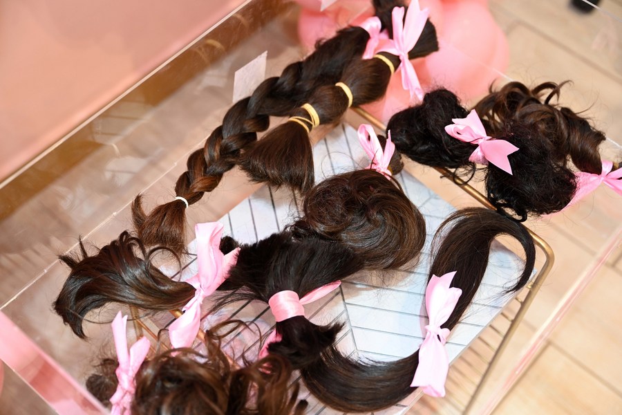 Mideast in Pictures Kuwaiti girls donate hair to cancer patients Xinhua
