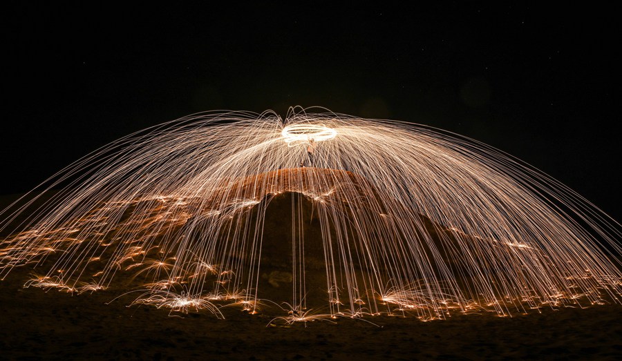 Mideast in Pictures Steel wool firework show in Kuwait! Xinhua