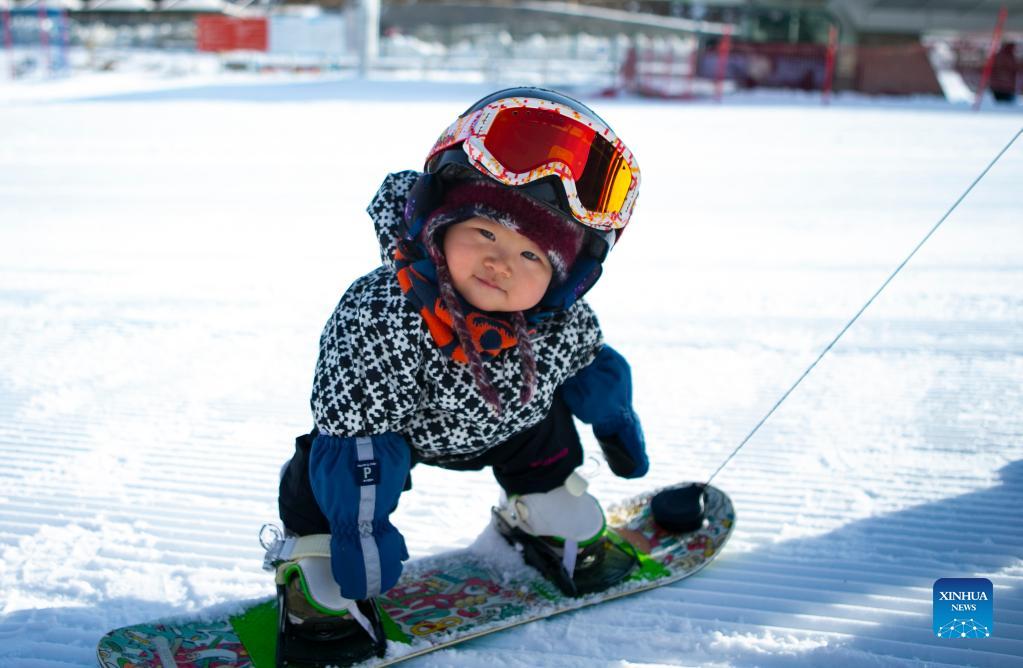 Wat mensen betreft adelaar Redding 11-month-old baby girl practises skiing at Thaiwoo Ski Resort in China's  Hebei - Xinhua