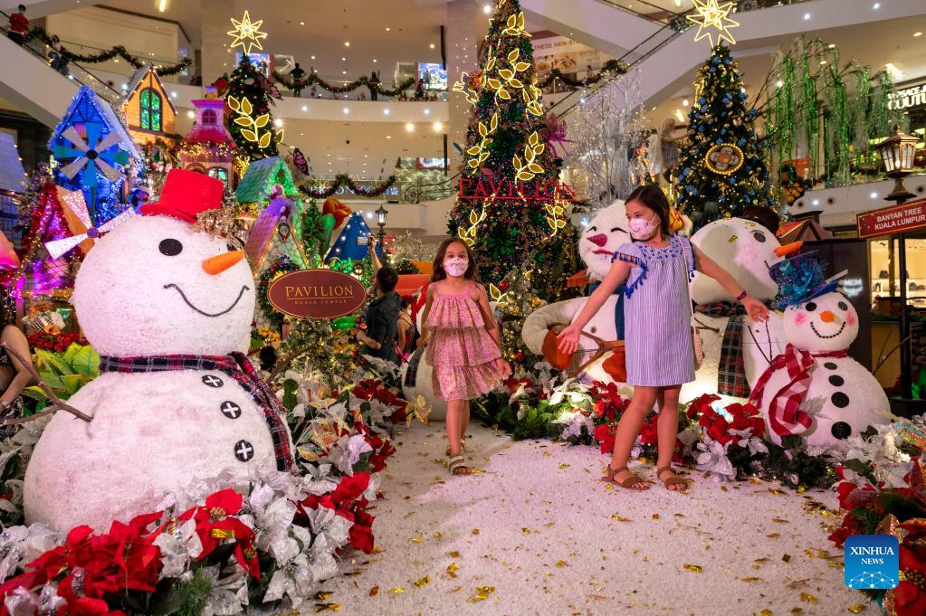 Decorations seen in Malaysia to Christmas, New Year