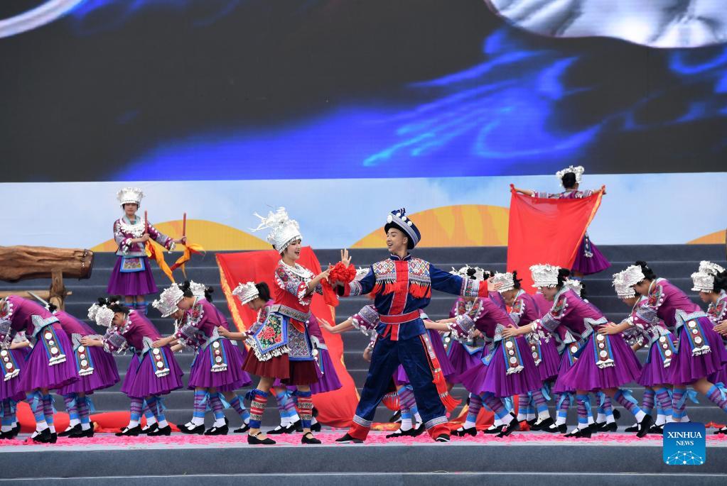 Bildnummer: 53817504 Datum: 24.02.2010 Copyright: imago/Xinhua (100225) --  LONGZHOU, Feb. 25, 2010 (Xinhua) -- Women of the Zhuang ethnic group play  the Tianjin , a local stringed musical instrument literally meaning the