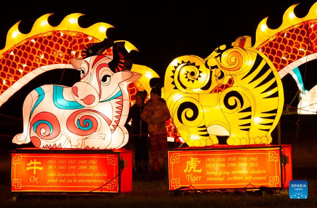 In pics Seasky International Light Show in Ontario, Canada Xinhua