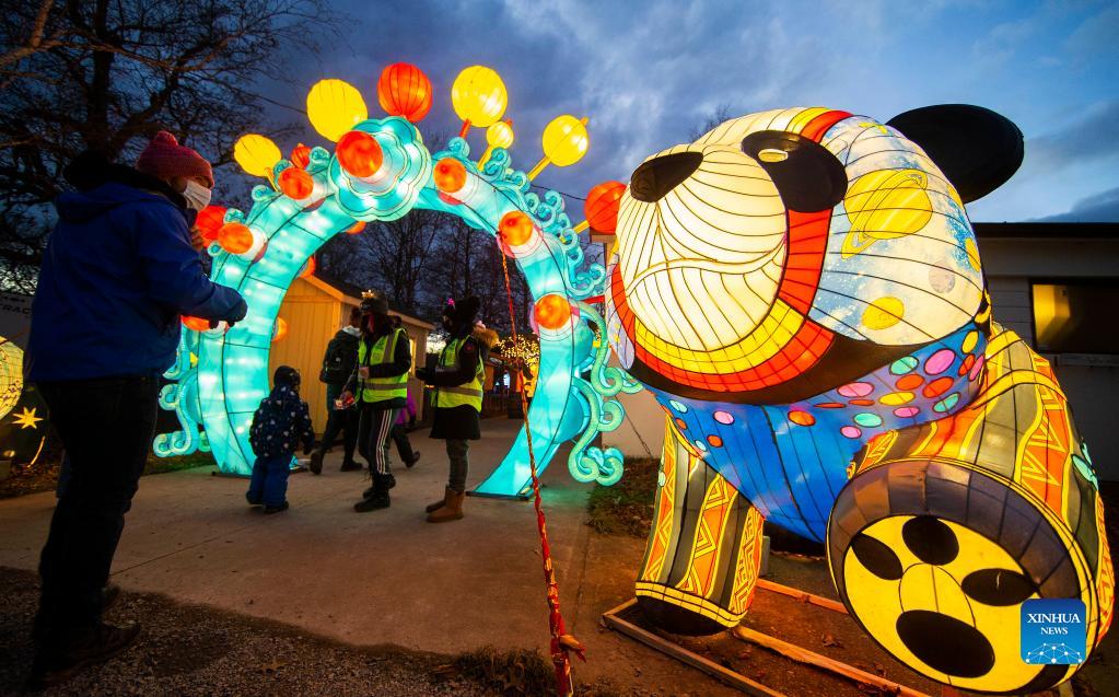 In pics Seasky International Light Show in Ontario, Canada Xinhua