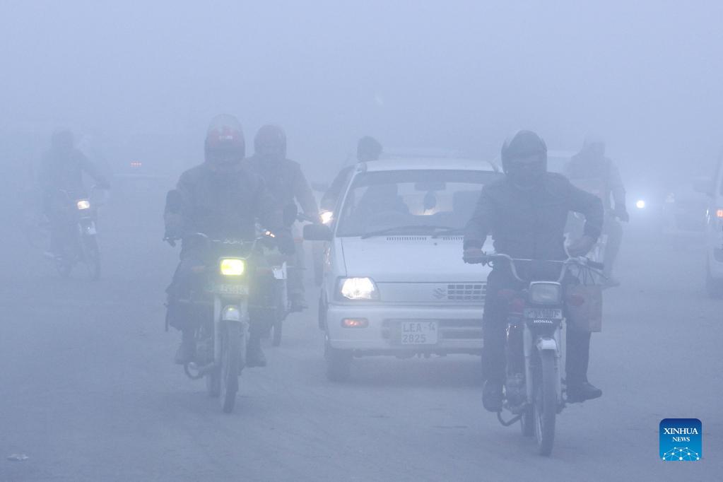Heavy fog floats in Pakistan Xinhua