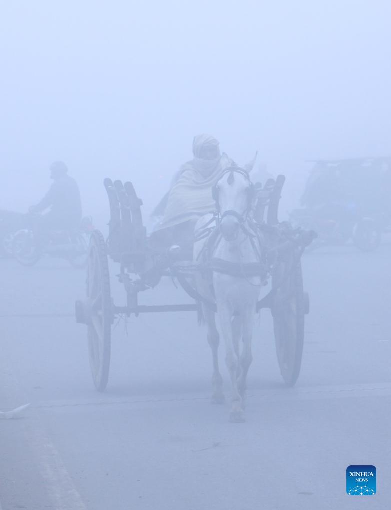 Heavy fog floats in Pakistan Xinhua