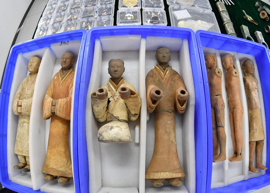 A glimpse of relics found in mausoleum of Han Dynasty emperor in China
