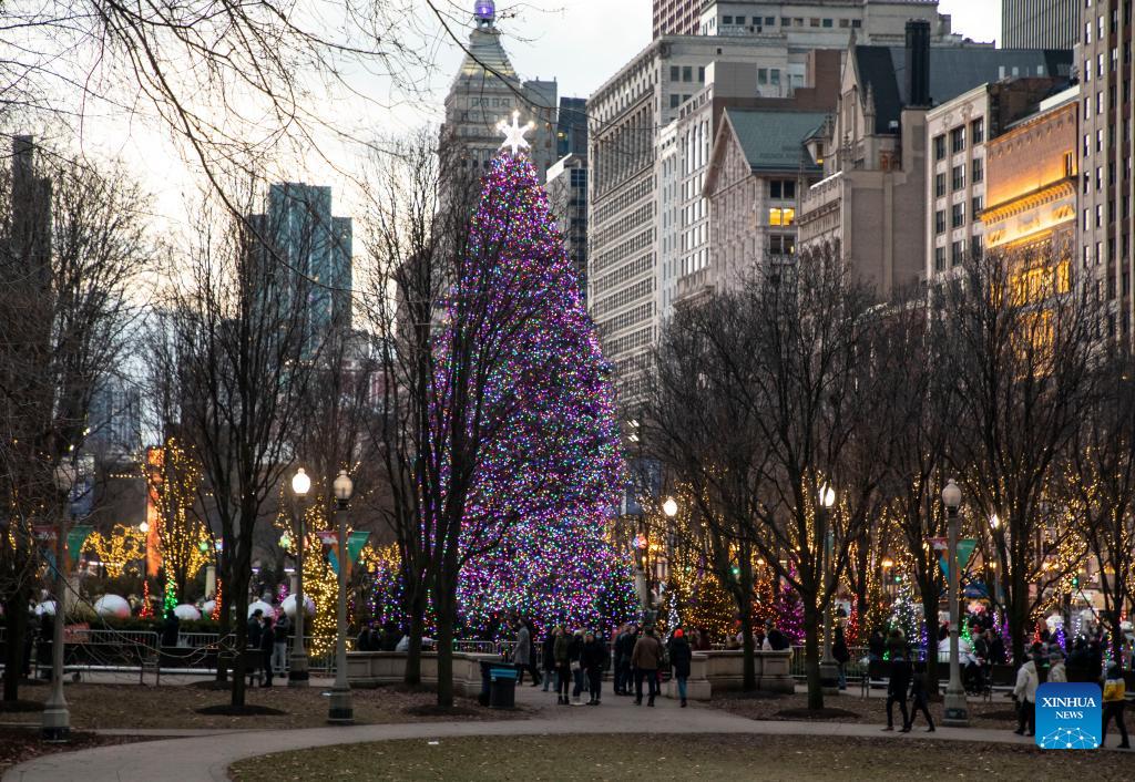 In pics holiday season in Chicago Xinhua