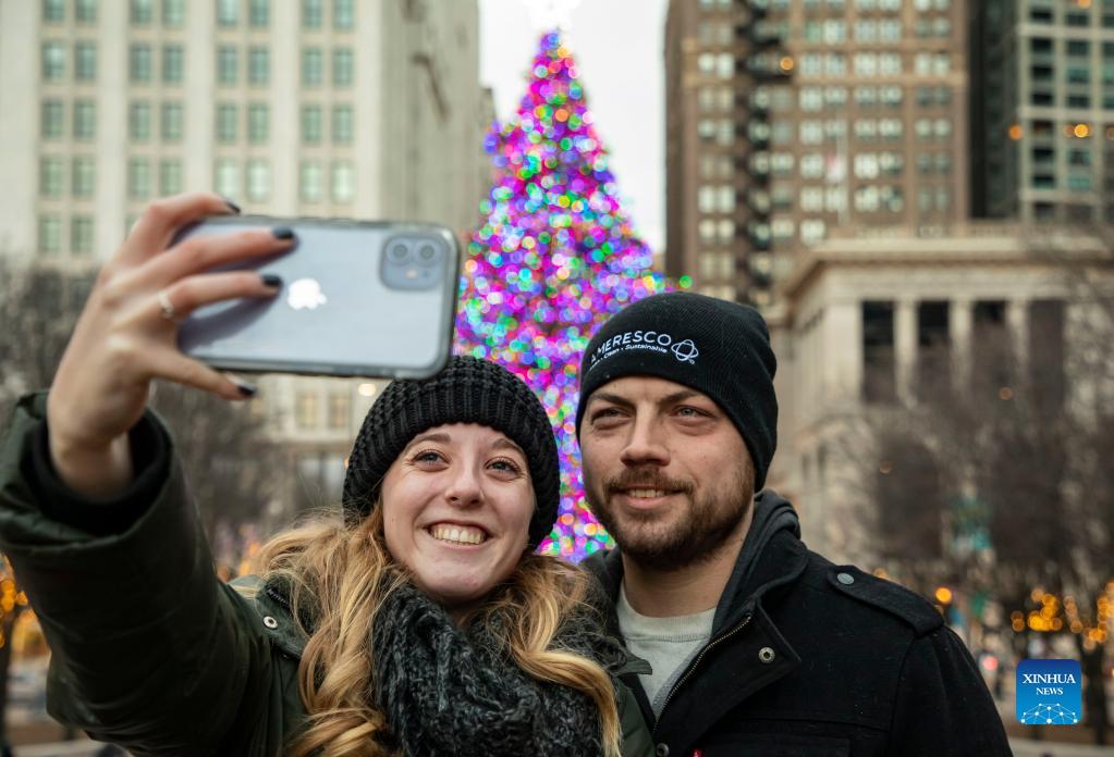 In pics holiday season in Chicago Xinhua