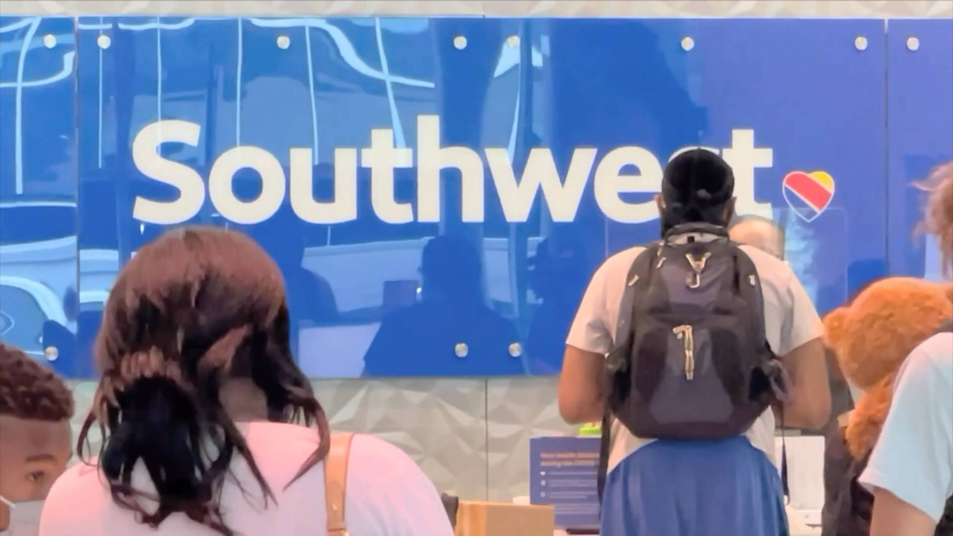 GLOBALink | U.S. Southwest Airlines CEO tests positive for COVID-19 after Senate hearing