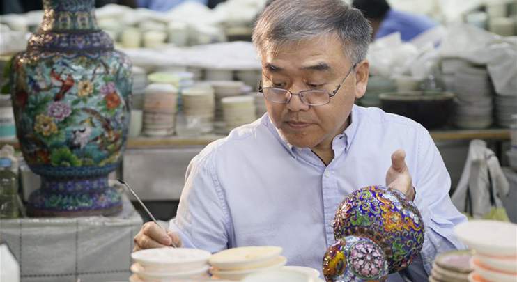 Pic story of intangible cultural heritage inheritor for Jingtailan cloisonne