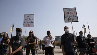 People mourn passing of U.S. Supreme Court Justice in front of San Francisco City Hall