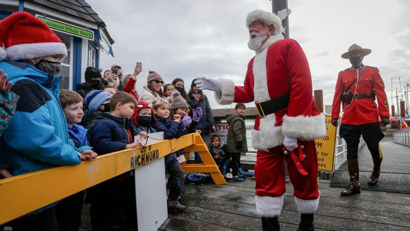 Event of Santa Claus' arrival by boat kicks off holiday season in Canada