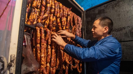 Smokeless ovens help reduce air pollution in smoked meat making in Chongqing
