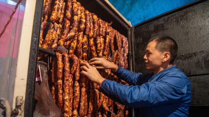 Smokeless ovens used to help reduce air pollution in making smoked meat in Chongqing