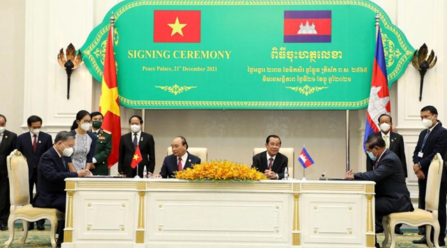 Cambodia, Vietnam sign deals to further enhance ties