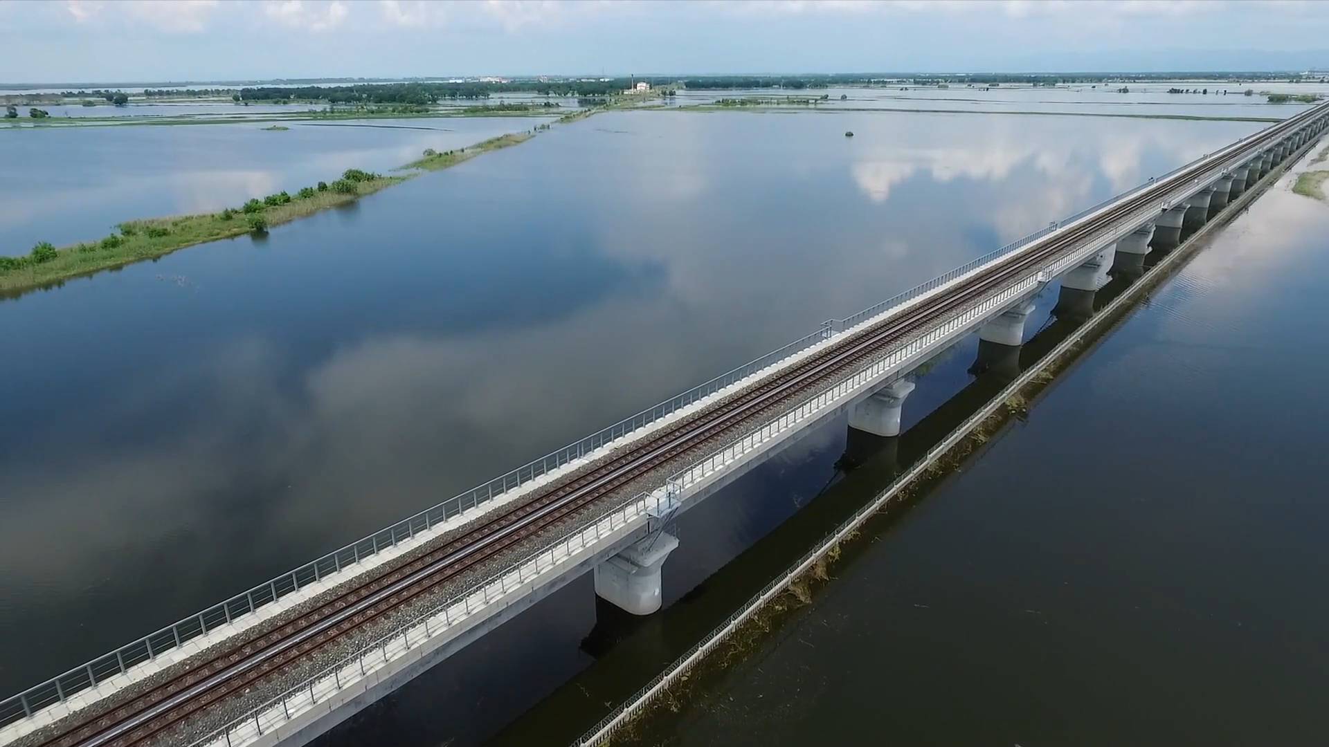 GLOBALink | Track-laying of China-Russia cross-border railway bridge completed