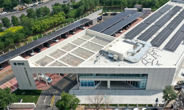 GLOBALink | New NEVs charging station integrated robot technology put into use in Tianjin