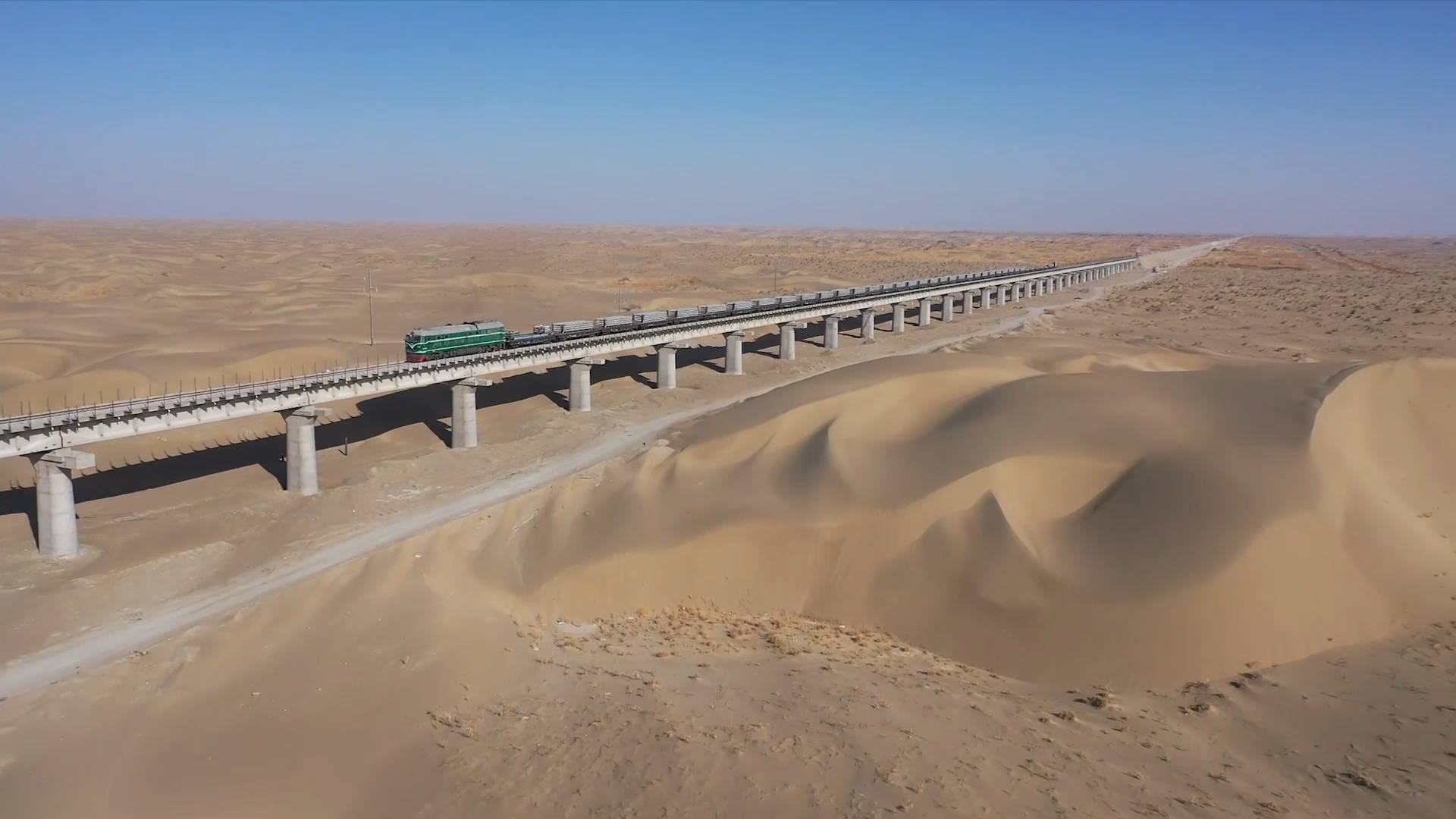 GLOBALink | Track-laying work for major railway in China's Xinjiang completed