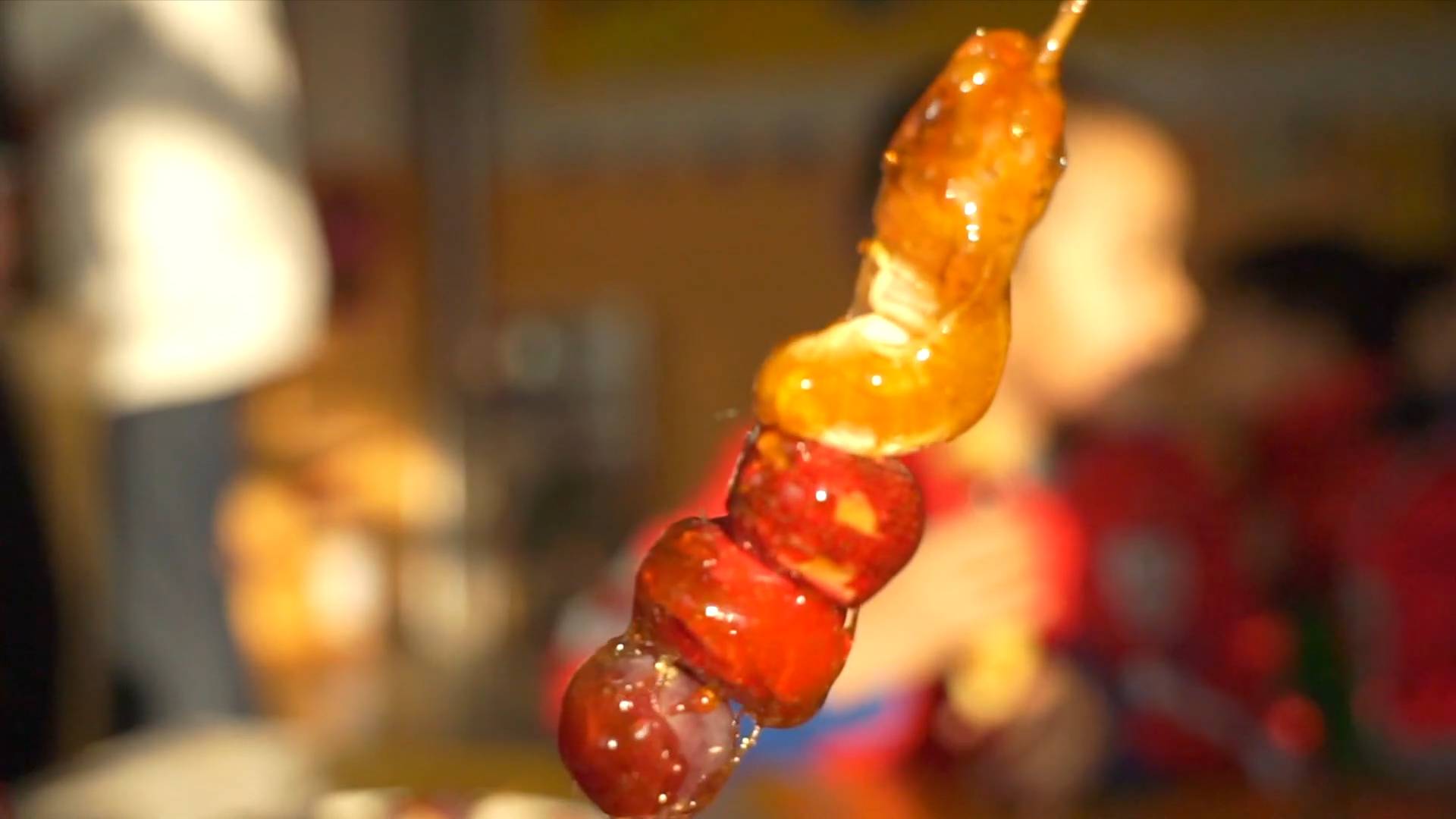 GLOBALink | Xinjiang, My home: Kids make sugarcoated fruits on sticks