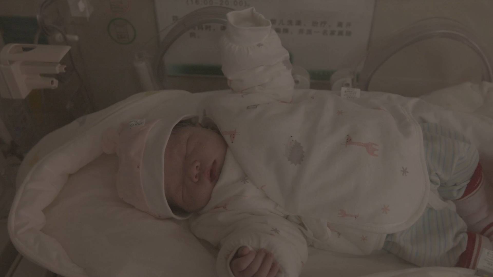 GLOBALink | China's first heart-lung transplant recipient gives birth to baby girl