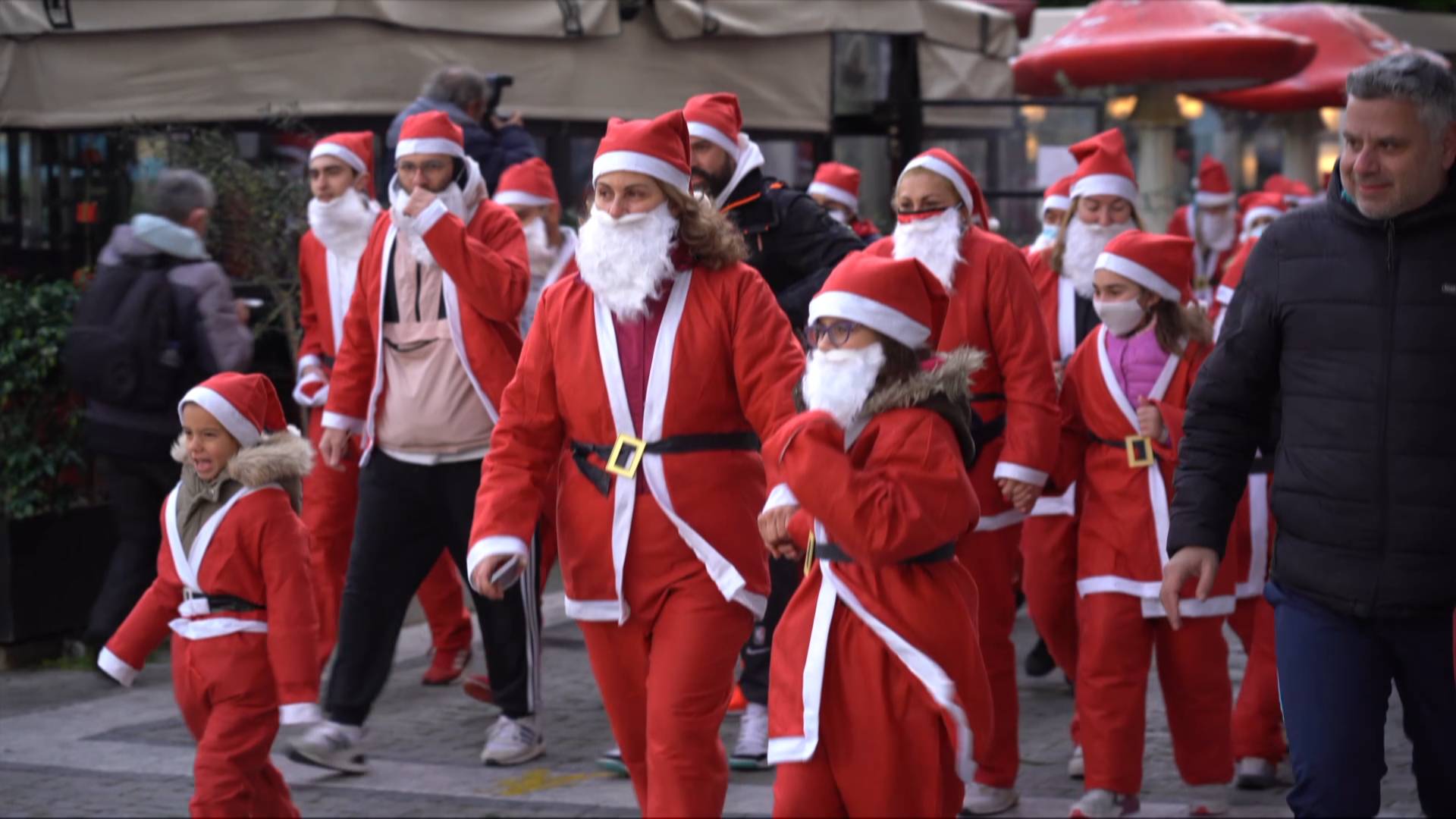 GLOBALink | Santa Run held in Greece's Piraeus