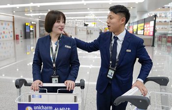 Airport couple's daily life during Spring Festival travel rush in Chongqing