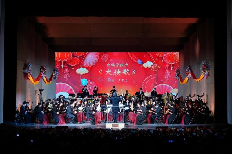 北京民族乐团新年音乐会加演“科目三”，传统时尚混搭点燃全场