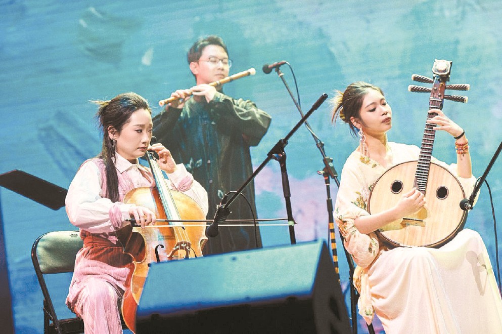 《摇啊摇，摇到外婆桥》上海群文新人新作展评展演日前收官