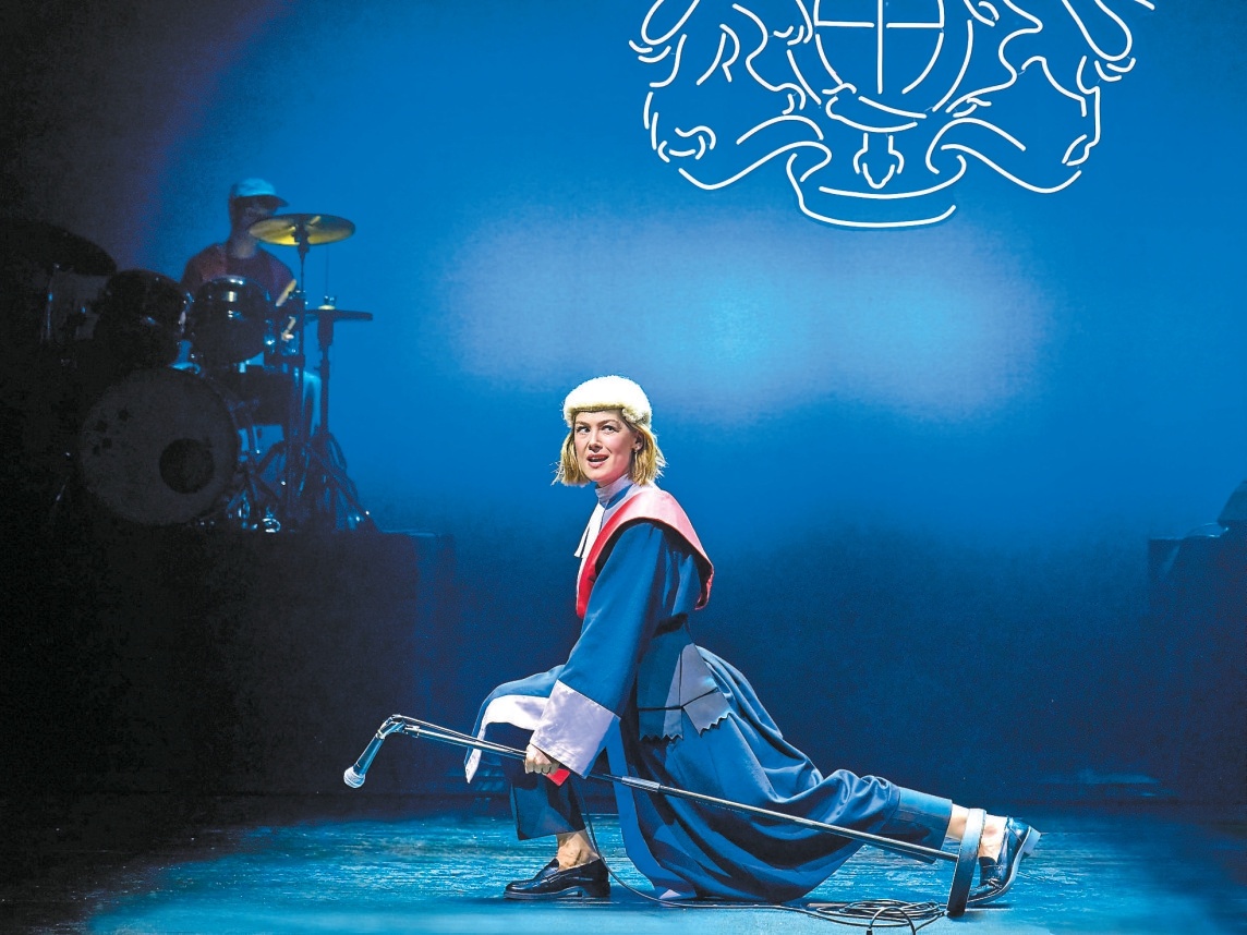 《非穷尽列举》：这艰难的一步光明却也偶然