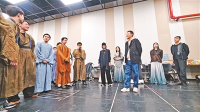 时隔13年启动重排 辛柏青“回家”探班《青蛇》