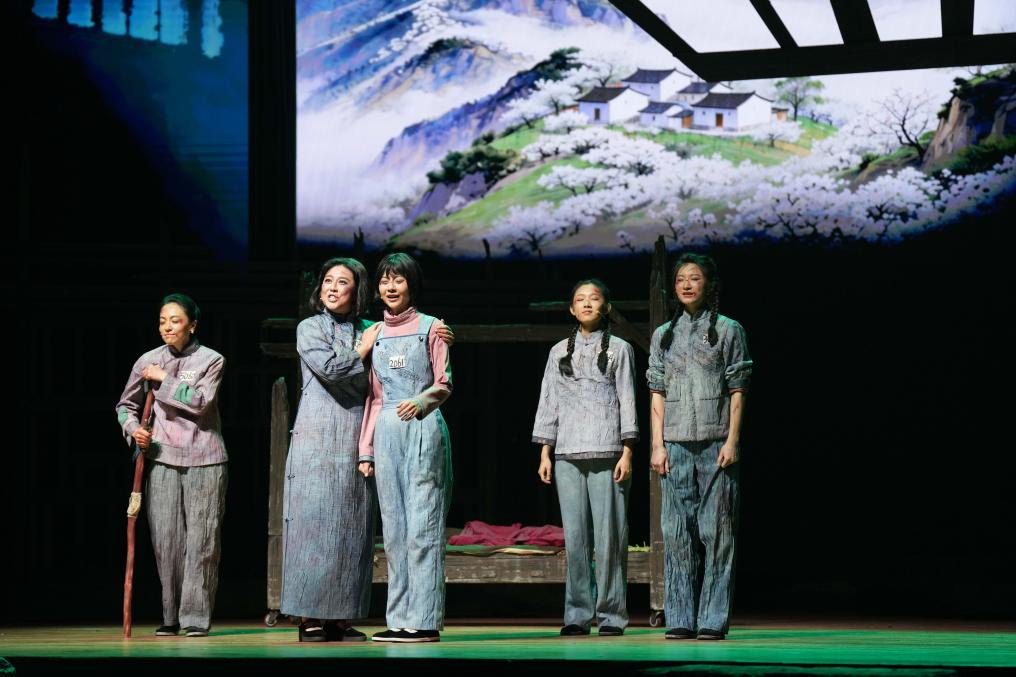 上海 - 话剧《红岩》首进高校，红色经典“圈粉”三代人