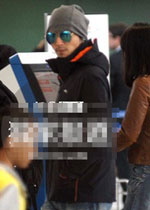 谢霆锋独自现身机场不惧偷拍