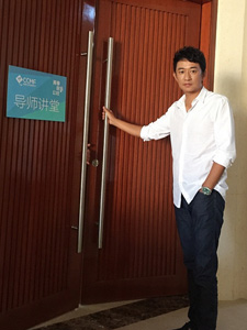 伍洲彤走进青春公社