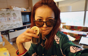 陈意涵晒大眼睛萌照 背景人物却亮了