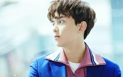 吴磊红蓝撞色装扮青春洋溢少年感满满