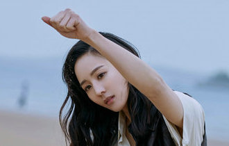 张钧甯海边漫步 洒脱怡人宛如画卷