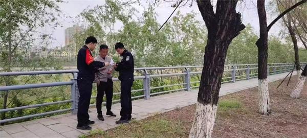 点击图片翻到下一页>> 抚顺市公安局新抚分局福民派出所禁渔期巡视河道并发放抚顺市禁渔期相关通报