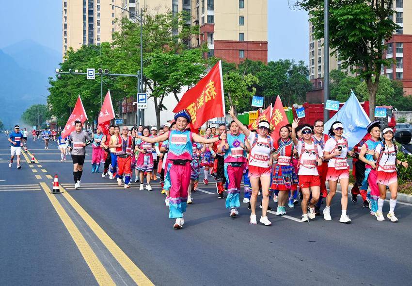 【图文】2025湖北·长阳清江半程马拉松鸣枪开跑.docx